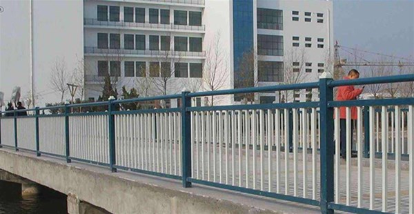 市政中道路護(hù)欄在設(shè)計(jì)時(shí)，有何要求呢？