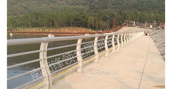 河道護(hù)欄，關(guān)于分隔柱一系列的步驟