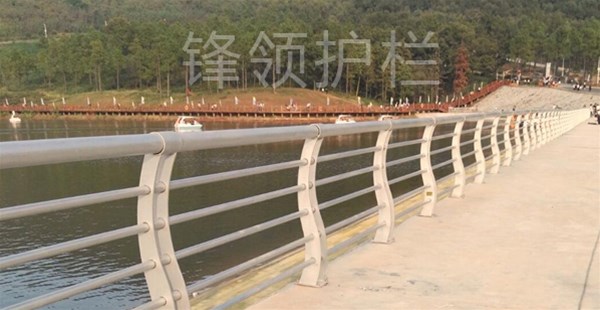 河南河道護(hù)欄廠家，我們該怎么選擇呢？