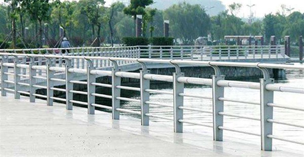 河道護(hù)欄的立柱安裝是怎樣施工的？